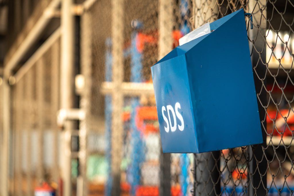 "SDS" (safety data sheet) container box which is installed in fr
